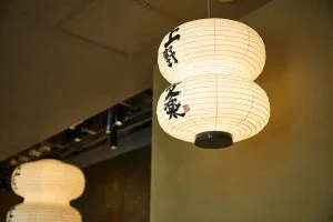 提灯の灯りが灯る店内で味わう焼き鳥とお酒