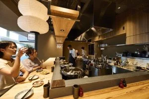 東京駅周辺でカウンター越しに味わう焼き鳥店